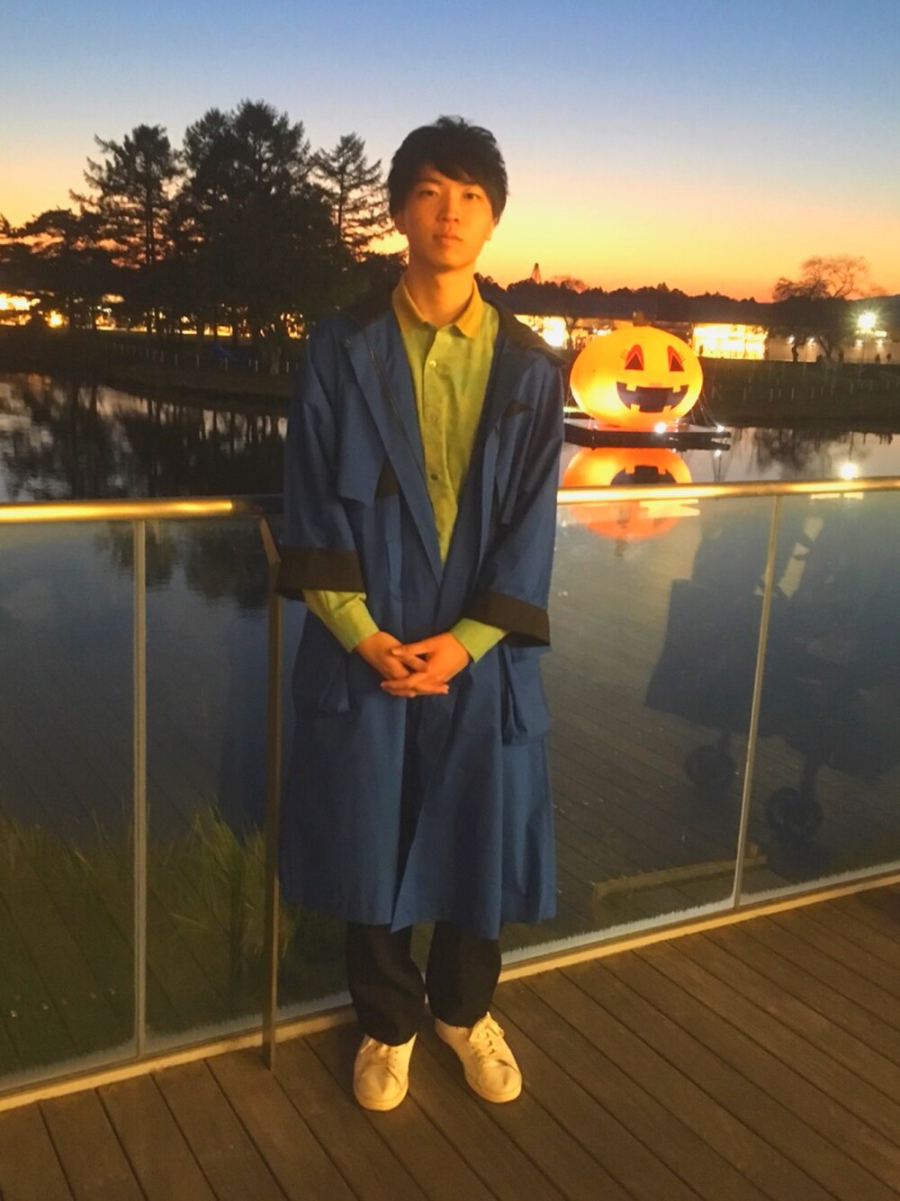 「セリーヌ、ヒロココシノ、軽井沢、ハロウィン、アウトレット」｜「HIROKO KOSHINOのアイテム（トレンチコート、ブルー系）」を使った、ゆうりさん（メンズ・178cm）の夏コーディネートの1枚目の写真