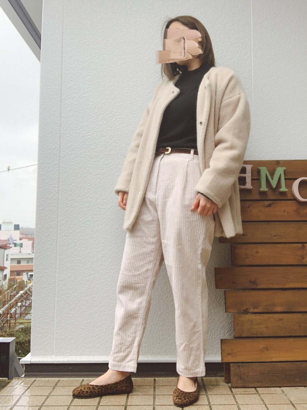 「タートルネックニット、ハイネック、flower、レオパード、コードュロイ、オトナカジュアル、ノーカラーコート、レプシィム(LEPSIM)」｜「B:MING by BEAMSのアイテム（パンツ、ホワイト系）」を使った、minimamさん（レディース・154cm）の冬コーディネートの1枚目の写真