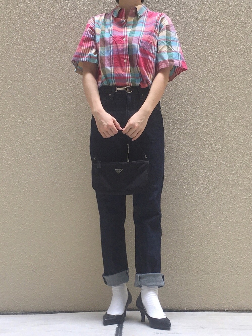 「UNIQLO、ハイライズストレートジーンズ、Ray BEAMS、チェックシャツ、デニムパンツ、デニムコーデ、パンプス、AdeVivre、ピンヒール」｜「UNIQLOのアイテム（デニムパンツ、ブルー系）」を使った、tororoさん（レディース・155cm）の秋コーディネートの1枚目の写真