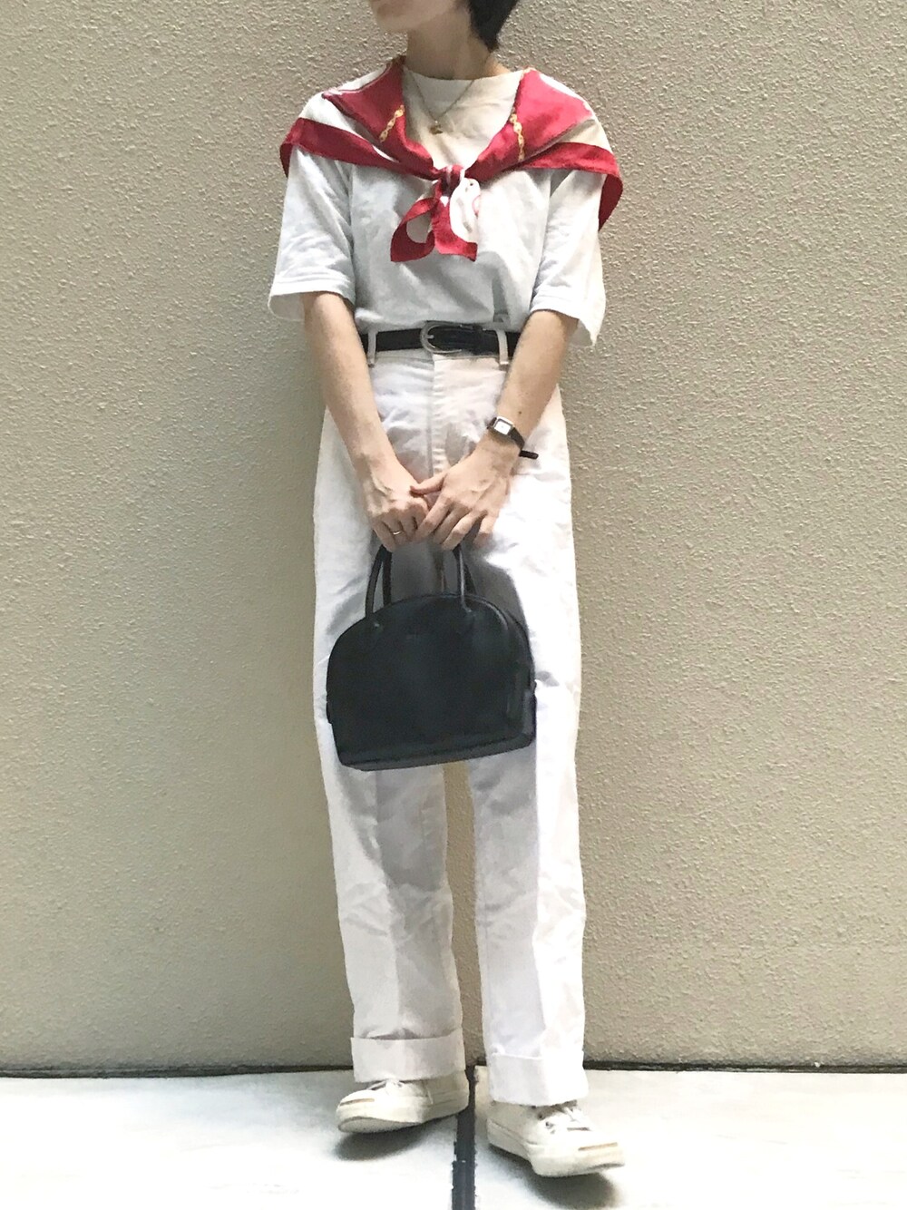 「スカーフ、カジュアルコーデ、きれいめカジュアル、burberry、UNIQLO、INESDELAFRESSANGE、無印良品、ワントーンコーデ、差し色(赤)」｜「BURBERRYのアイテム（ハンドバッグ、ブラック系）」を使った、tororoさん（レディース・155cm）の秋コーディネートの1枚目の写真