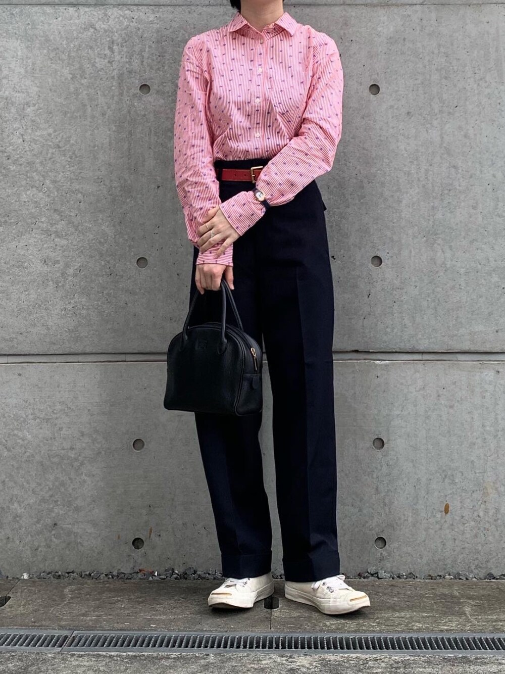 「ストライプシャツ、トラッド、スラックス、INESDELAFRESSANGE、UNIQLO、きれいめカジュアル、GAP、burberry、jack purcell、スニーカー」｜「UNIQLOのウールブレンドワイドパンツ セットアップ可能（その他パンツ、ブルー系）」を使った、tororoさん（レディース・155cm）の秋コーディネートの1枚目の写真