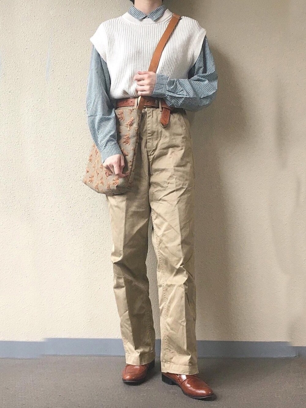 「トラッド、シャツスタイル、ベスト、ベスト×シャツ、ローファー、チノパン、AdeVivre、UNIQLO、オックスフォード、ootd」｜「Right-onのアイテム（チノパンツ、ベージュ系）」を使った、tororoさん（レディース・155cm）の秋コーディネートの1枚目の写真