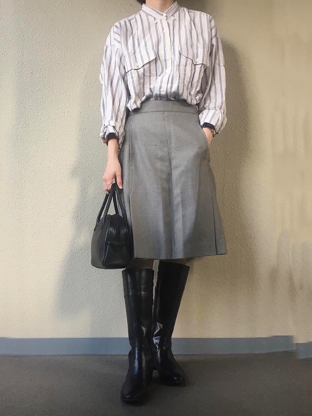 「ootd、ロングブーツ、グレーコーデ、ストライプ、ストライプシャツ、burberry、AdeVivre、モノトーン、ブーツ、プリーツパンツ」｜「A de Vivreのアイテム（ブーツ、ブラック系）」を使った、tororoさん（レディース・155cm）の秋コーディネートの1枚目の写真