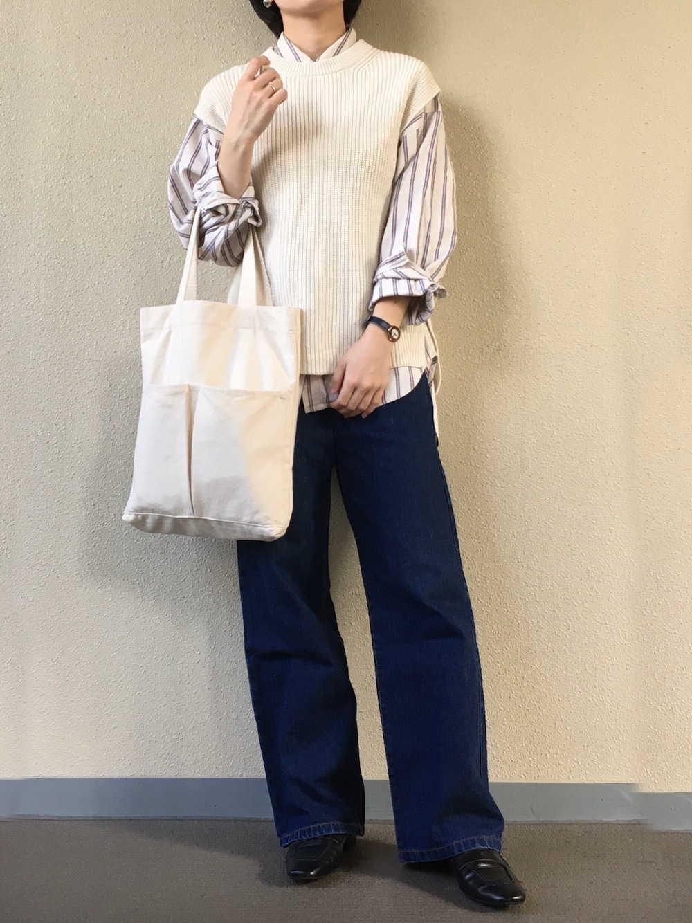 「ストライプシャツ、ニットベスト、ワイドデニム、デニム、カジュアル、きれいめカジュアル、ローファー、シンプルコーデ、ootd」｜「N.（N. Natural Beauty Basic）のハイウエストワイドストレートデニム（デニムパンツ、ブルー系）」を使った、tororoさん（レディース・155cm）の秋コーディネートの1枚目の写真