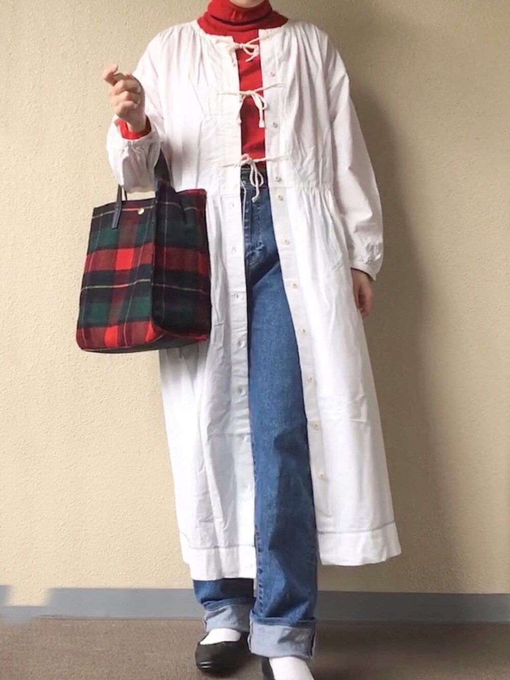 「シャツワンピ、Levi's、levis701、タートルネック、レイヤードスタイル、AdeVivre、赤チェック、チェック」｜「Levi'sのアイテム（デニムパンツ、ブルー系）」を使った、tororoさん（レディース・155cm）の秋コーディネートの1枚目の写真