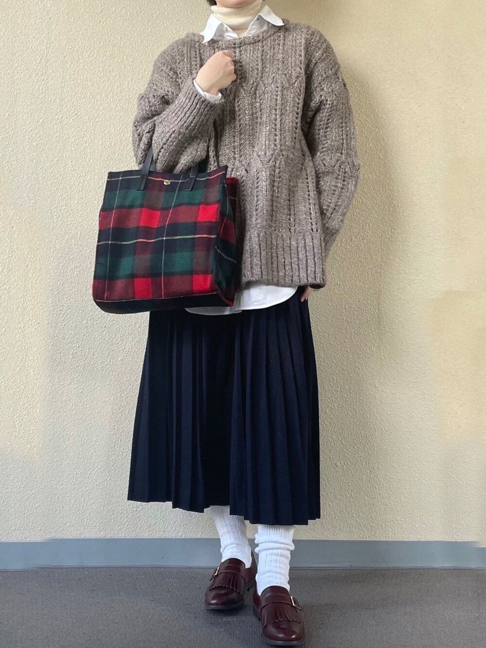 「重ね着、ニット、ケーブルニット、プリーツスカート、赤チェック、キルティングシューズ」｜「Samansa Mos2の脇スリット柄編みニット（ニット/セーター、ブラウン系）」を使った、tororoさん（レディース・155cm）の冬コーディネートの1枚目の写真