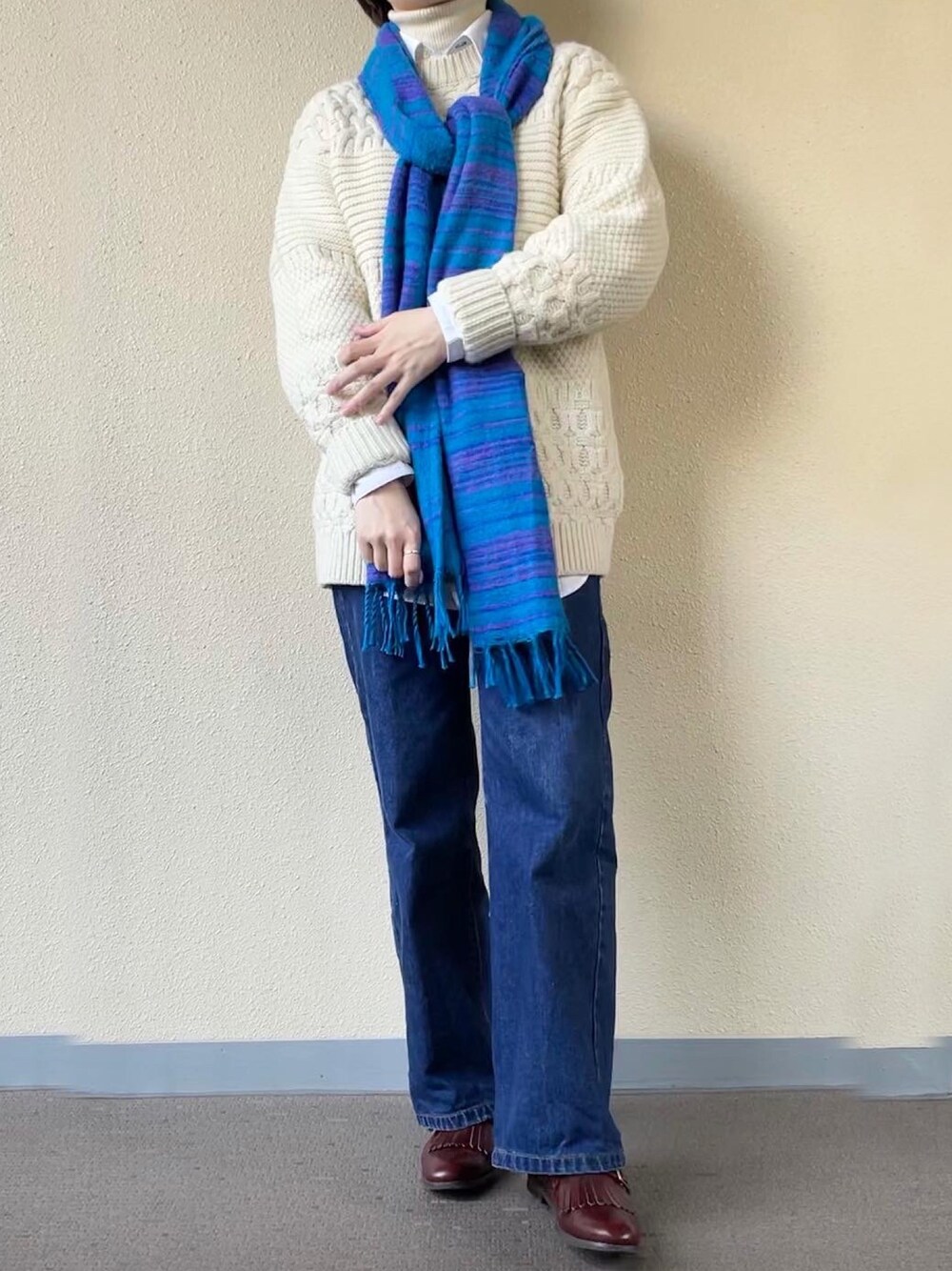 「差し色、ブルー、デニム、ワイドデニム、レザーシューズ、キルティングシューズ、白ニット、ケーブルニット、プチプラコーデ」｜「mukuのアイテム（マフラー、ブルー系）」を使った、tororoさん（レディース・155cm）の冬コーディネートの1枚目の写真