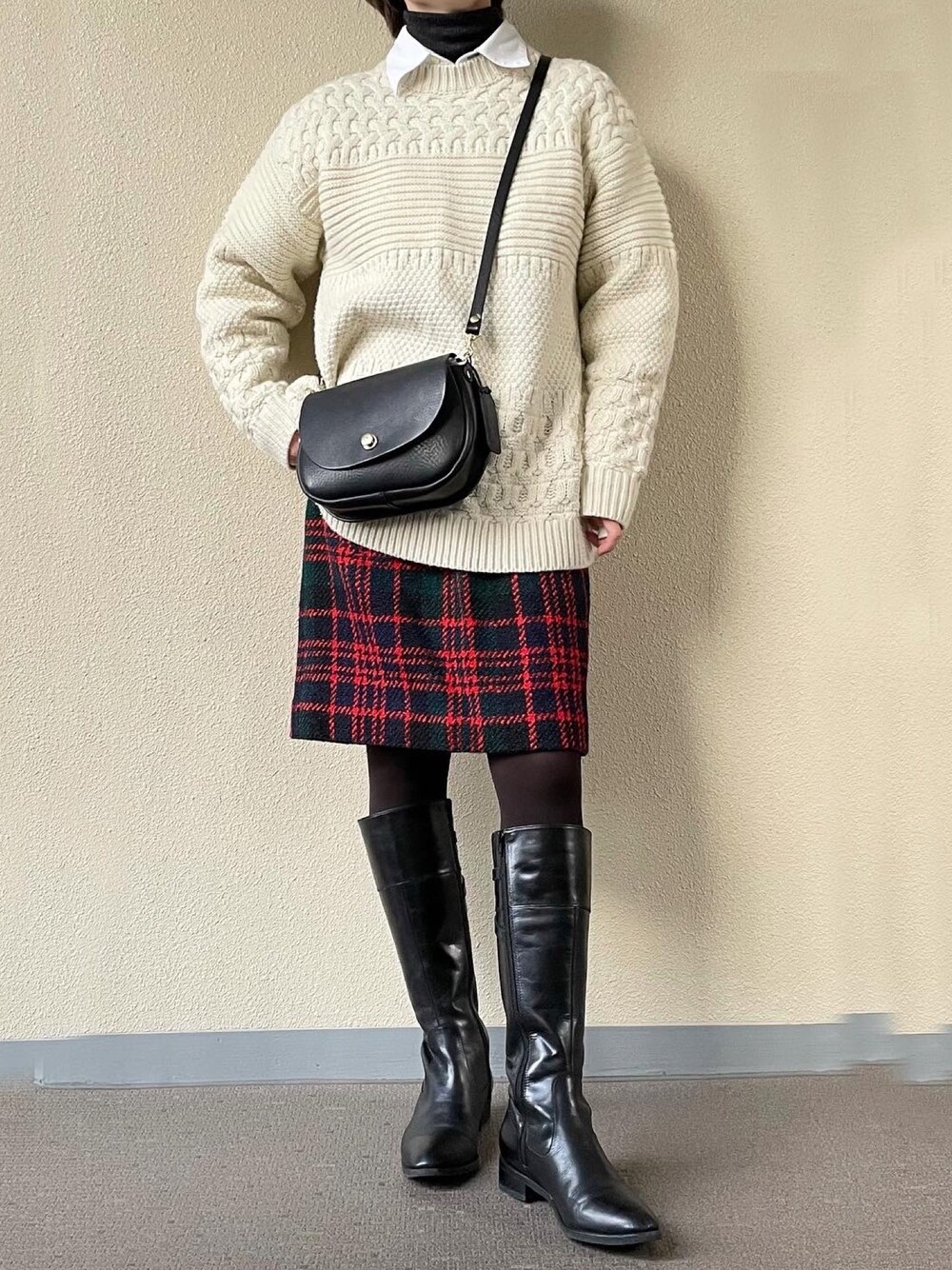 「ロングブーツ、チェックスカート、白ニット、ケーブルニット、重ね着、赤チェック、ミニスカート」｜「GUのアイテム（ニット/セーター、ホワイト系）」を使った、tororoさん（レディース・155cm）の冬コーディネートの1枚目の写真