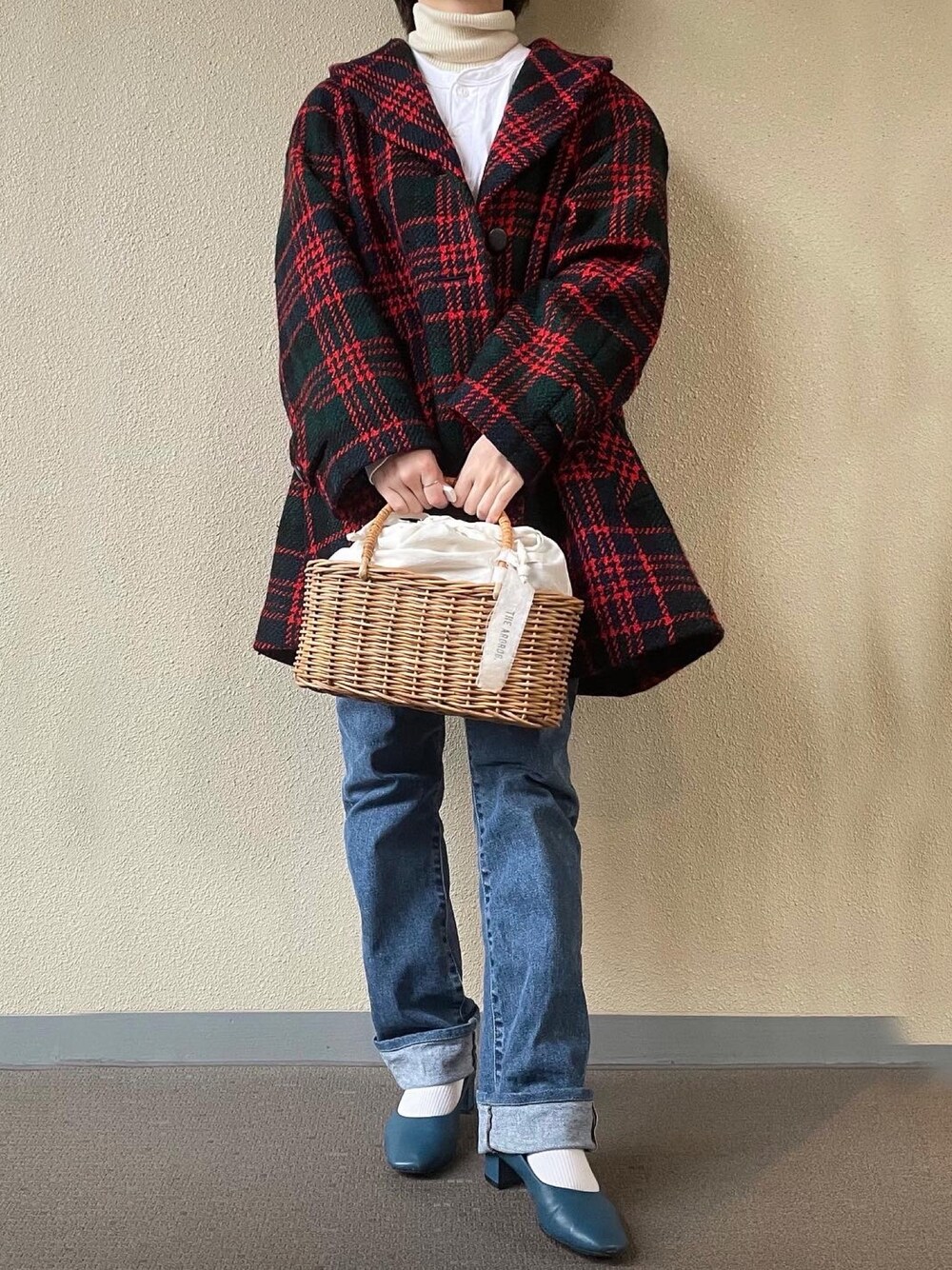 「赤チェック、かごバッグ、デニム、パンプス、きれいめカジュアル、used、AdeVivre、重ね着、ブルーパンプス」｜「Levi'sのアイテム（デニムパンツ、ブルー系）」を使った、tororoさん（レディース・155cm）の冬コーディネートの1枚目の写真