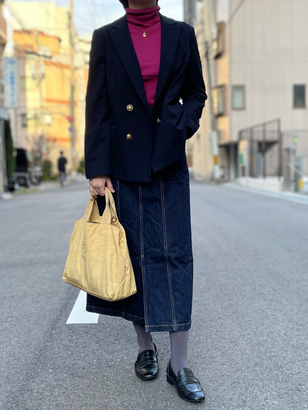 「デニムスカート、ジャケット、タートルネック、金ボタン、ローファー、AdeVivre、きれいめカジュアル、おしゃれさんと繋がりたい、ootd」｜「GUのアイテム（デニムスカート、ブルー系）」を使った、tororoさん（レディース・155cm）の春コーディネートの1枚目の写真