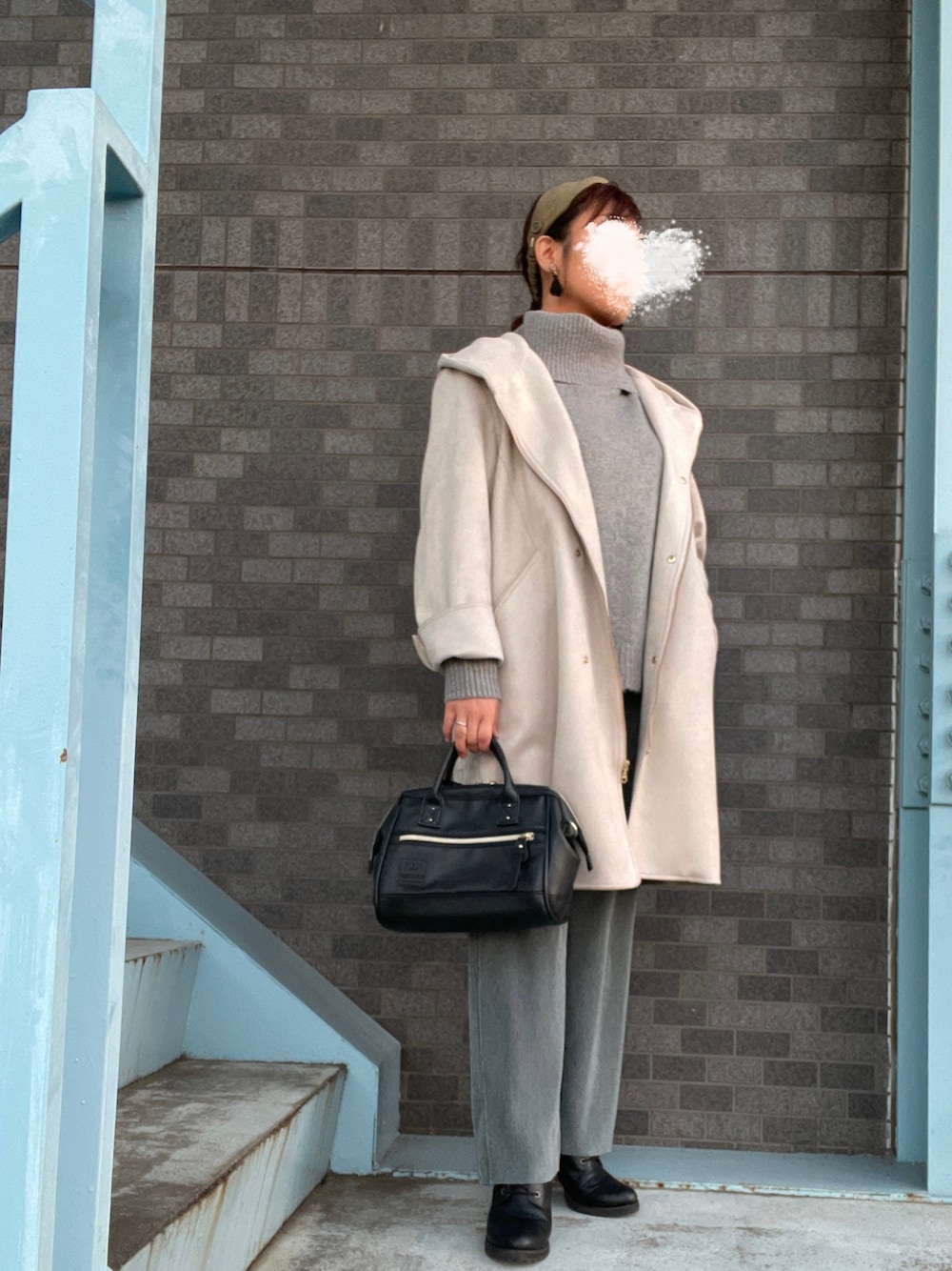 ホワイト系のジャケット/アウター、グレー系のニット/セーター、グレー系のその他パンツを着用したレディースの冬コーディネートの1枚目の写真