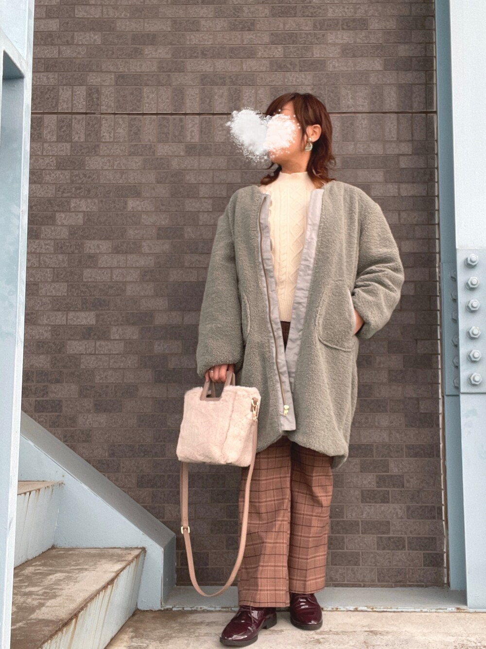 グリーン系のその他アウター、ベージュ系のその他パンツ、ベージュ系のショルダーバッグを着用したレディースの冬コーディネートの1枚目の写真