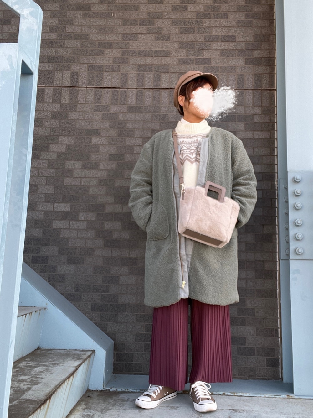 グリーン系のその他アウター、ホワイト系のニット/セーター、ベージュ系のショルダーバッグを着用したレディースの冬コーディネートの1枚目の写真