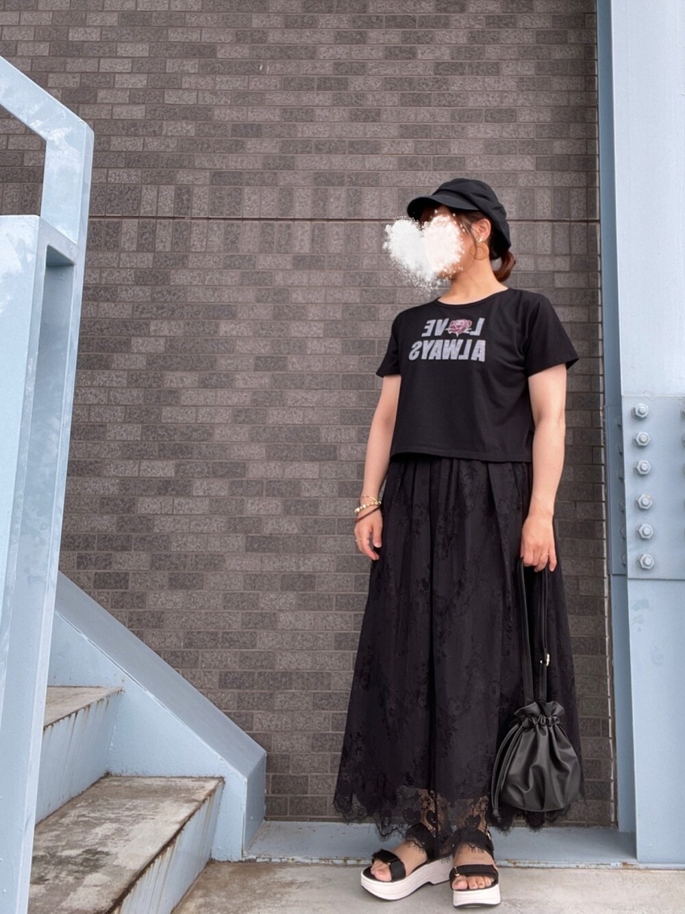 ブラック系のTシャツ/カットソー、ブラック系のスカート、ホワイト系のショルダーバッグを着用したレディースの夏コーディネートの1枚目の写真