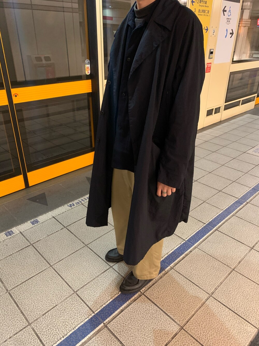 「COMOLI、AURALEE、TEATORA、Paraboot」｜「TEATORAのアイテム（ノーカラーコート、ブラック系）」を使った、Jeremyさん（メンズ・180cm）の冬コーディネートの1枚目の写真