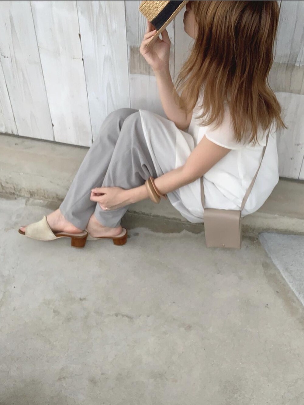 「夏コーデ、パンツスタイル、ママファッション、カラーパンツ、リラックススタイル」｜「titivateのアイテム（サンダル、ベージュ系）」を使った、nra021さん（レディース・159cm）の夏コーディネートの1枚目の写真