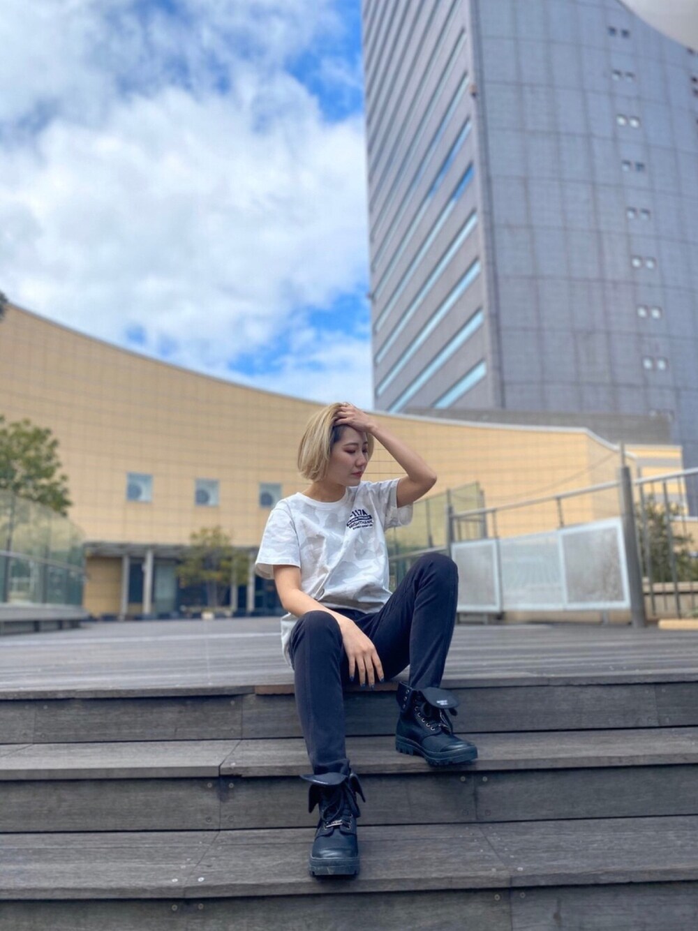 その他のTシャツ/カットソー、ブラック系のその他パンツ、ブラック系のブーツを着用したレディースの春コーディネートの1枚目の写真