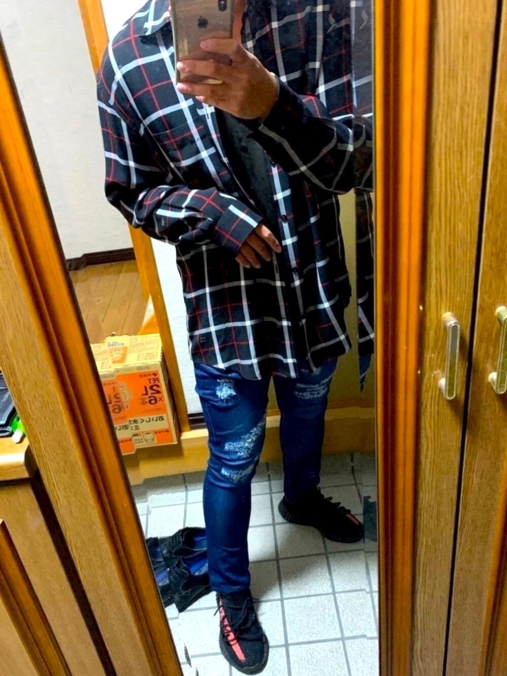 ブラック系のジャケット/アウター、レッド系のシューズ、ブルー系のパンツを着用したメンズの夏コーディネートの1枚目の写真