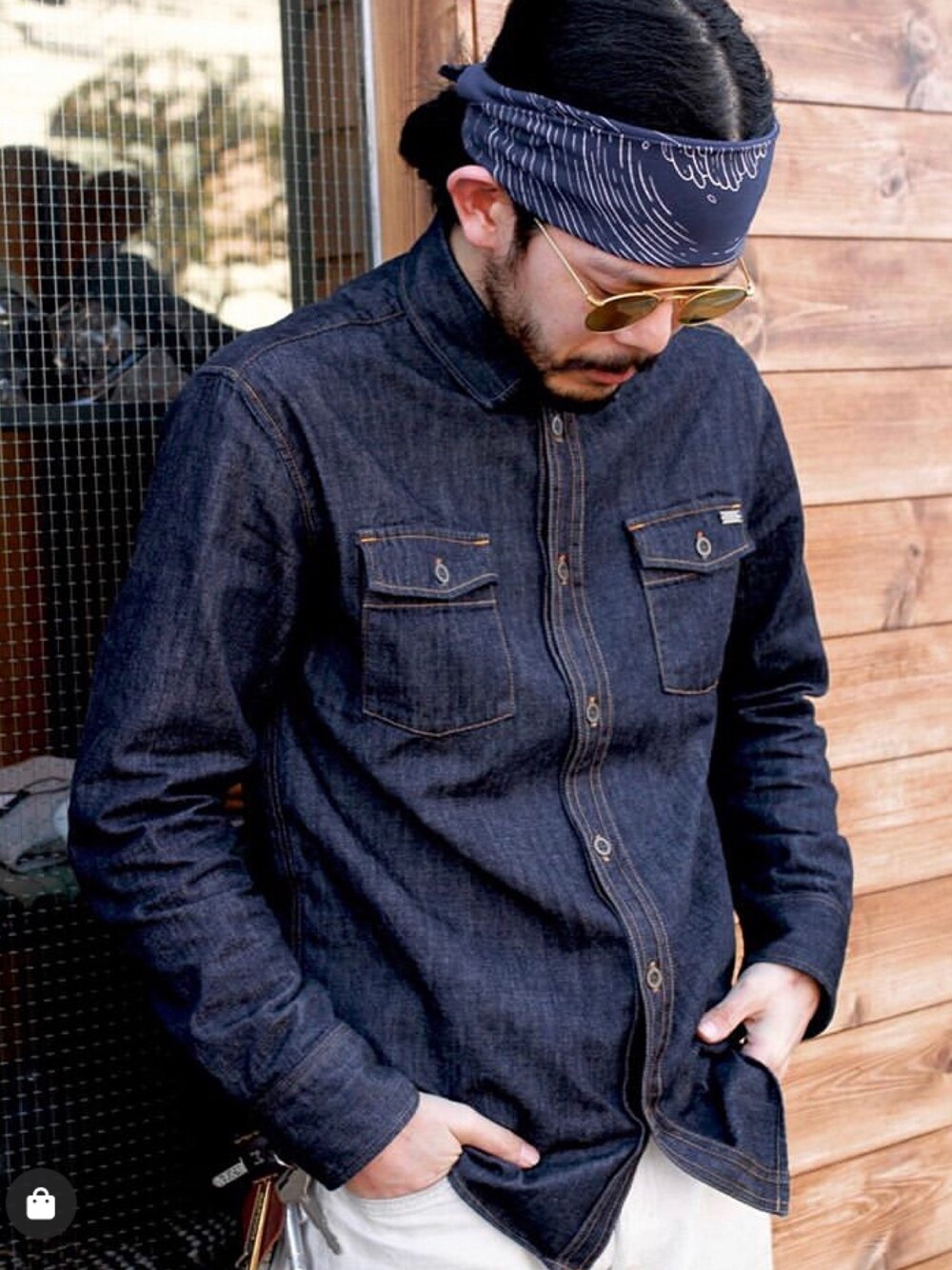 ブルー系のシャツ/ブラウス、ブルー系のアクセサリーを着用したメンズの春コーディネートの1枚目の写真