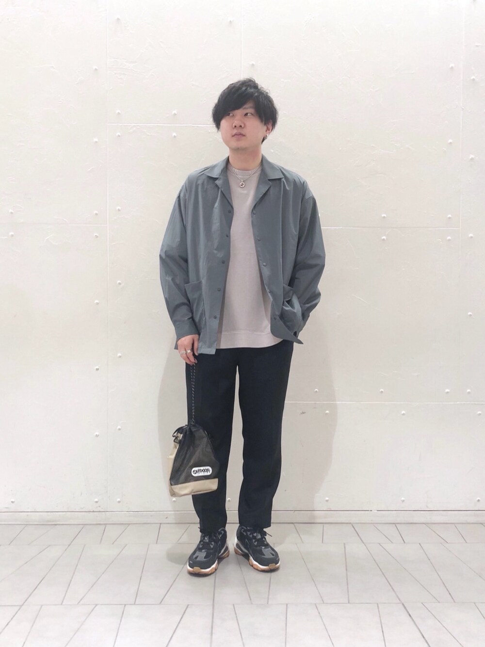 「春コーデ、休日スタイル、シンプル、シャツスタイル、スラックス、シンプルコーデ、カジュアル、RAGEBLUE、レイジブルー、アースカラー」｜「RAGEBLUEのオープンカラー/ルーズシャツカーディガン/941616（シャツ/ブラウス、グリーン系）」を使った、naoさん（メンズ・175cm）の春コーディネートの1枚目の写真
