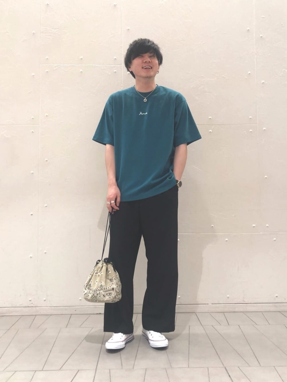 「春、カジュアル、シンプルコーデ、Tシャツ、グリーン、RAGEBLUE、ワイドパンツ、夏コーデ、夏、ペイズリー」｜「RAGEBLUEの【kiruha】コラボダンボール/プリントTシャツ/936760（Tシャツ/カットソー、グリーン系）」を使った、naoさん（メンズ・175cm）の春コーディネートの1枚目の写真