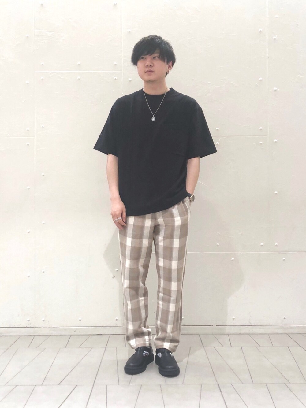 「シンプル、シンプルスタイル、おしゃれさんと繋がりたい、春コーデ、夏コーデ、無地T、RAGEBLUE、チェックパンツ、オトナカジュアル、主役はカラーパンツ」｜「RAGEBLUEの＜撥水加工＞アクアプロテック無地Tシャツ/938057（Tシャツ/カットソー、ブラック系）」を使った、naoさん（メンズ・175cm）の春コーディネートの1枚目の写真