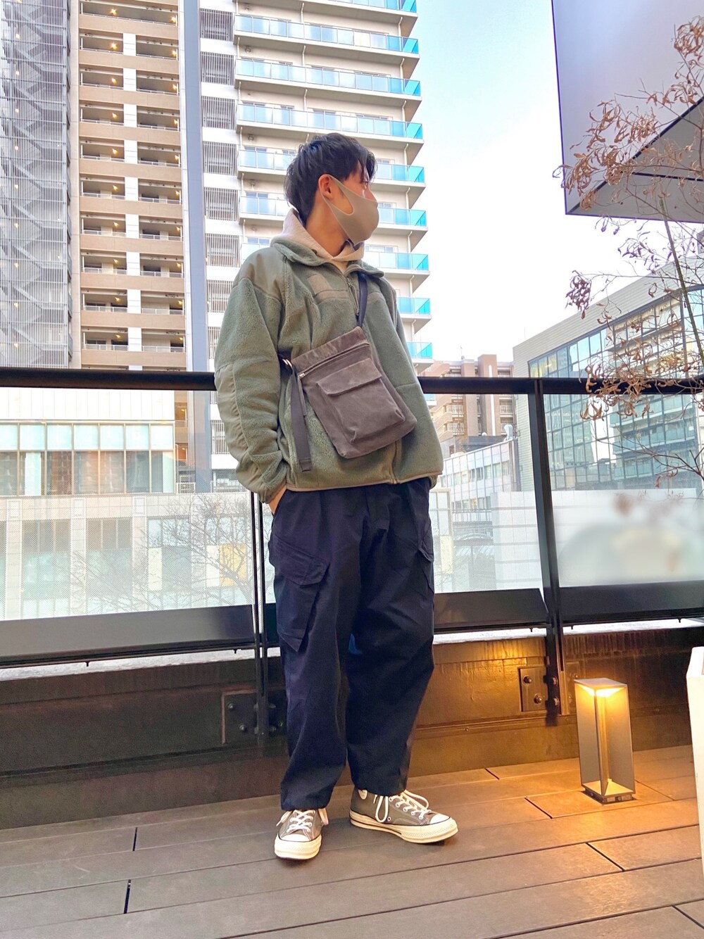 「ミリタリー、カジュアル、古着MIX、Champion、REVERSE WEAVE、パーカー、Hender Scheme、converse、おしゃれさんと繋がりたい」｜「Championのアイテム（パーカー、グレー系）」を使った、RYOさん（メンズ・172cm）の冬コーディネートの1枚目の写真