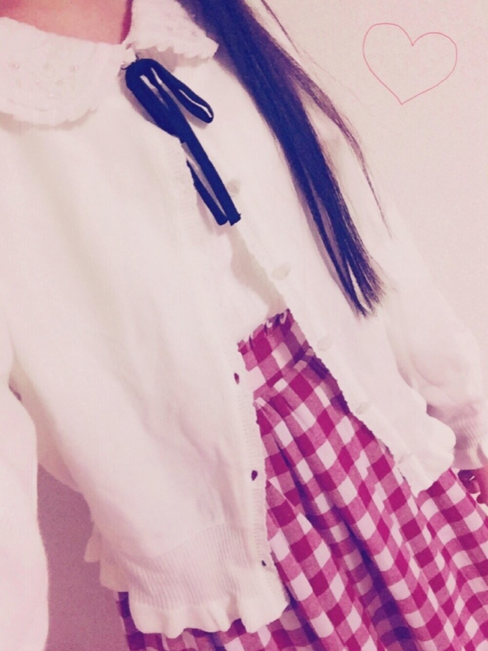 ホワイト系のニット/セーター、ホワイト系のニット/セーター、レッド系のスカートを着用したレディースの春コーディネートの1枚目の写真