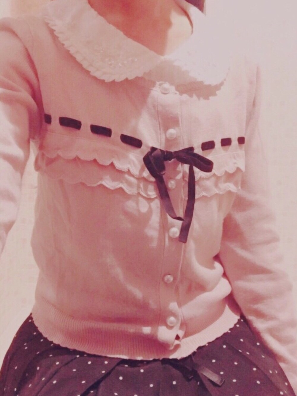 ホワイト系のニット/セーター、ブラック系のスカート、ピンク系のカーディガン/ボレロを着用したレディースの秋コーディネートの1枚目の写真