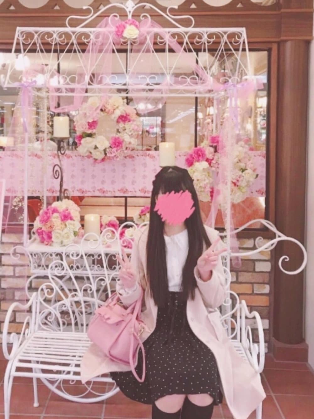 ホワイト系のシャツ/ブラウス、ブラック系のスカート、ピンク系のステンカラーコートを着用したレディースの春コーディネートの1枚目の写真