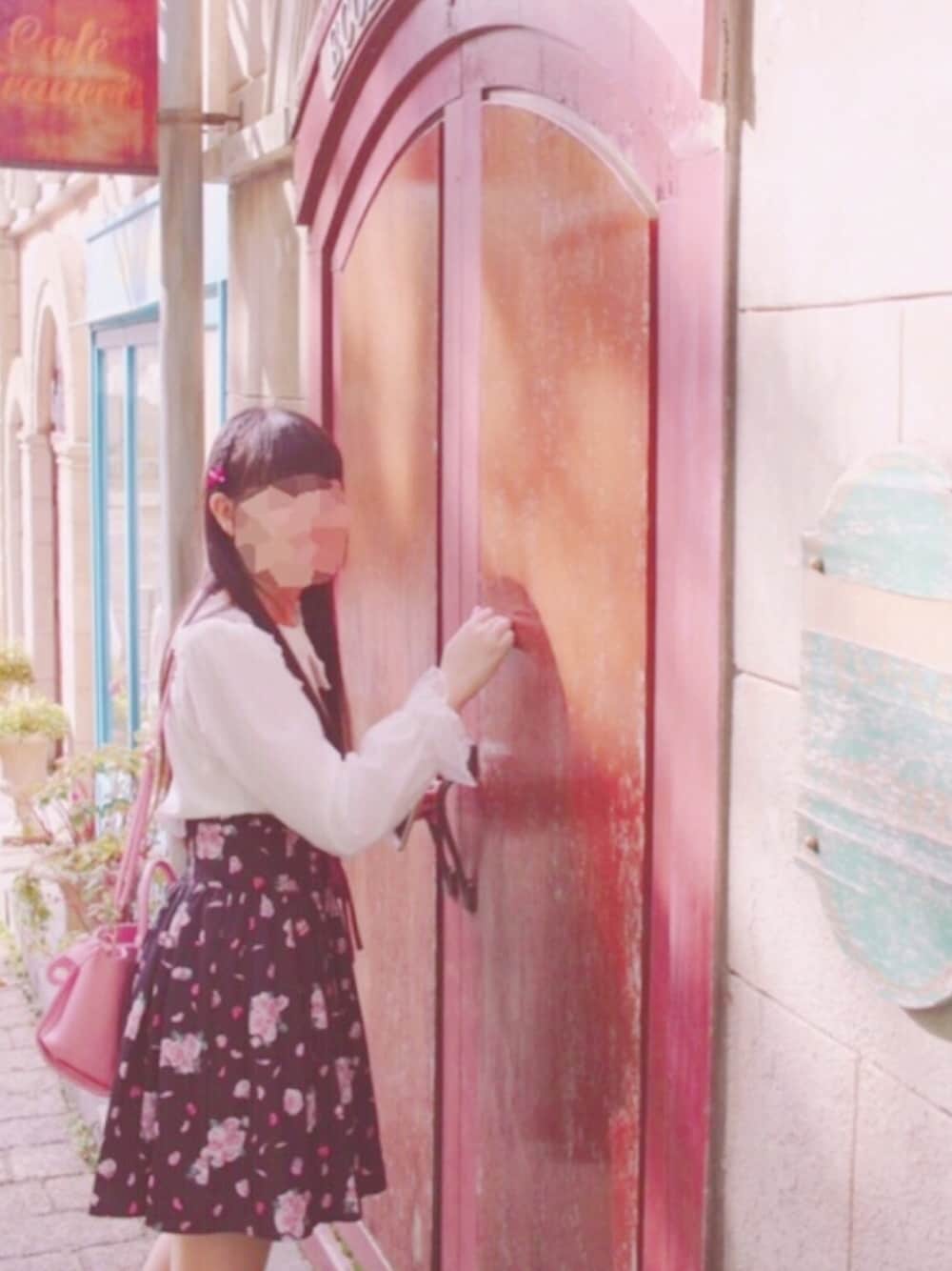 ホワイト系のシャツ/ブラウス、ブラック系のスカートを着用したレディースの秋コーディネートの1枚目の写真