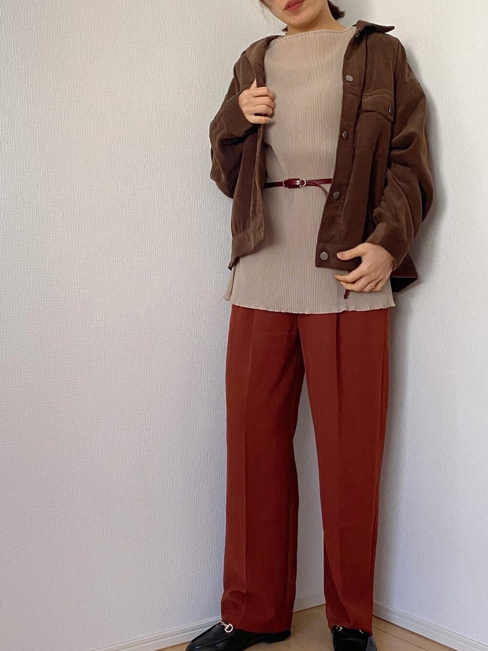 ブラウン系のその他パンツ、ブラウン系のジャケット/アウター、ブラック系のTシャツ/カットソーを着用したレディースの秋コーディネートの1枚目の写真