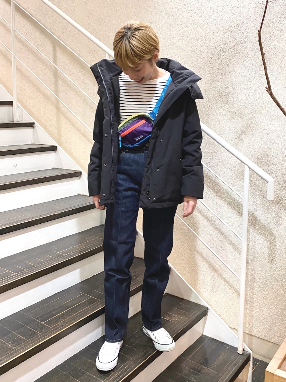 ホワイト系のTシャツ/カットソー、その他のボディバッグ/ウエストポーチ、ブラック系のダウンジャケット/コートを着用したレディースの冬コーディネートの1枚目の写真