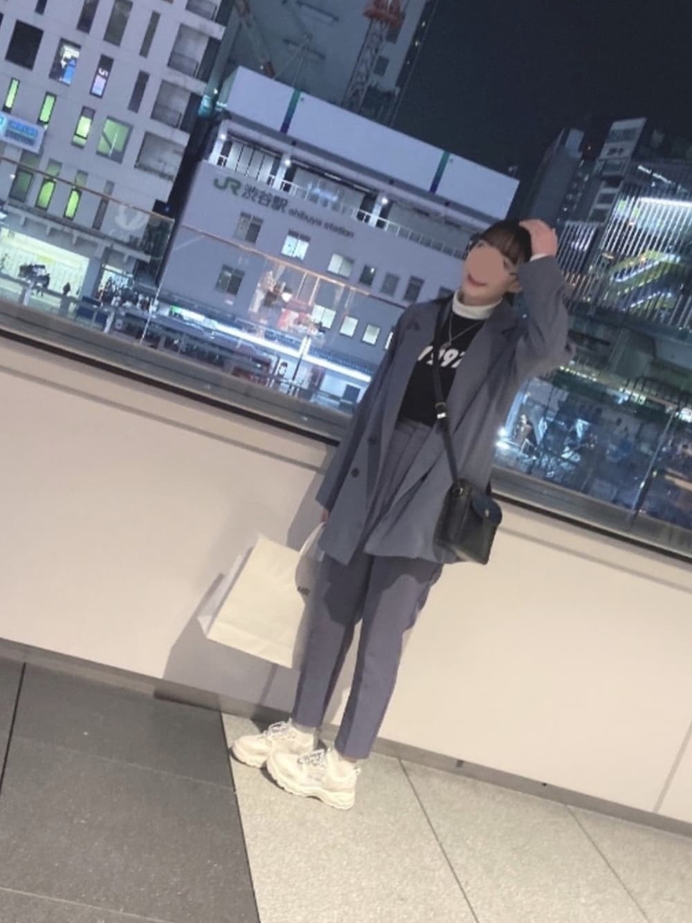 「セットアップ」｜「23.65のアイテム（スニーカー、ホワイト系）」を使った、ちさん（レディース・166cm）の冬コーディネートの1枚目の写真