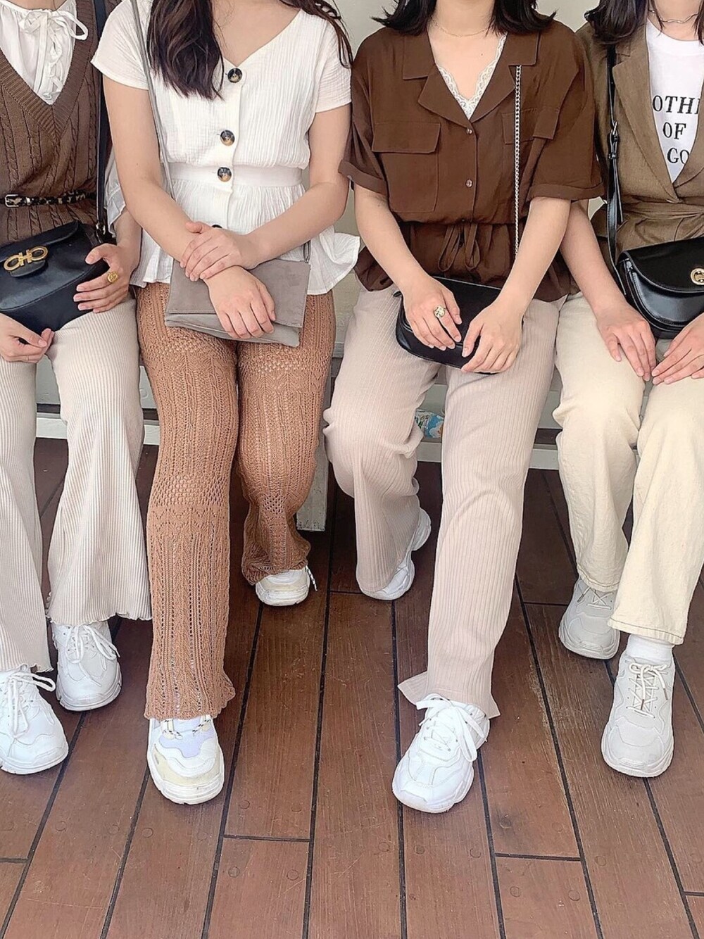 「ディズニーコーデ、プチプラ、消えそうな色コーデ、ブラウンコーデ、ニットパンツ、シミラールック」｜「Bershkaのアイテム（パンツ、ブラウン系）」を使った、naoさん（レディース・160cm）の冬コーディネートの1枚目の写真