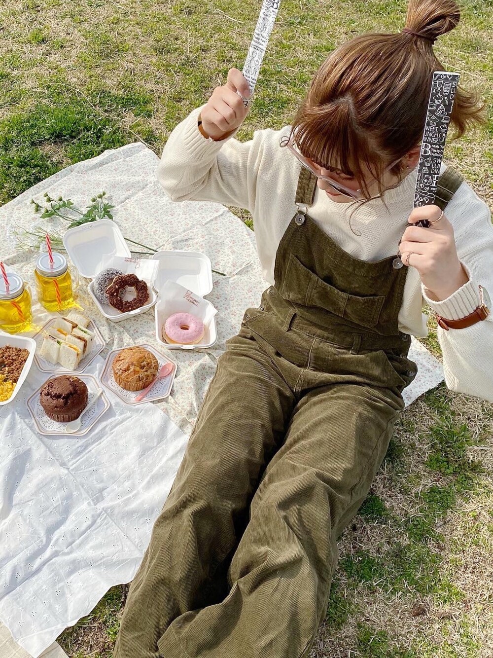 「カジュアルコーデ、春コーデ、ピクニック、古着、古着MIX、古着コーデ、サロペット、オールインワン、コンバース」｜「古着のアイテム（サロペット/オーバーオール、グリーン系）」を使った、naoさん（レディース・160cm）の春コーディネートの1枚目の写真