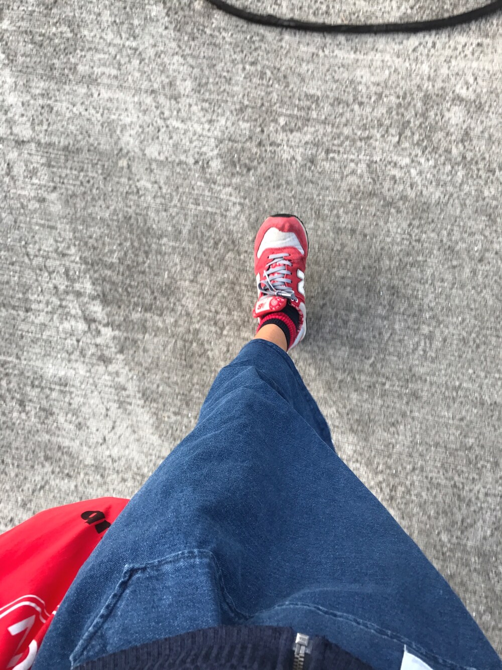 「デニムワンピース、カジュアル」｜「NEW BALANCEのアイテム（スニーカー、レッド系）」を使った、yuさん（レディース・154cm）の秋コーディネートの1枚目の写真