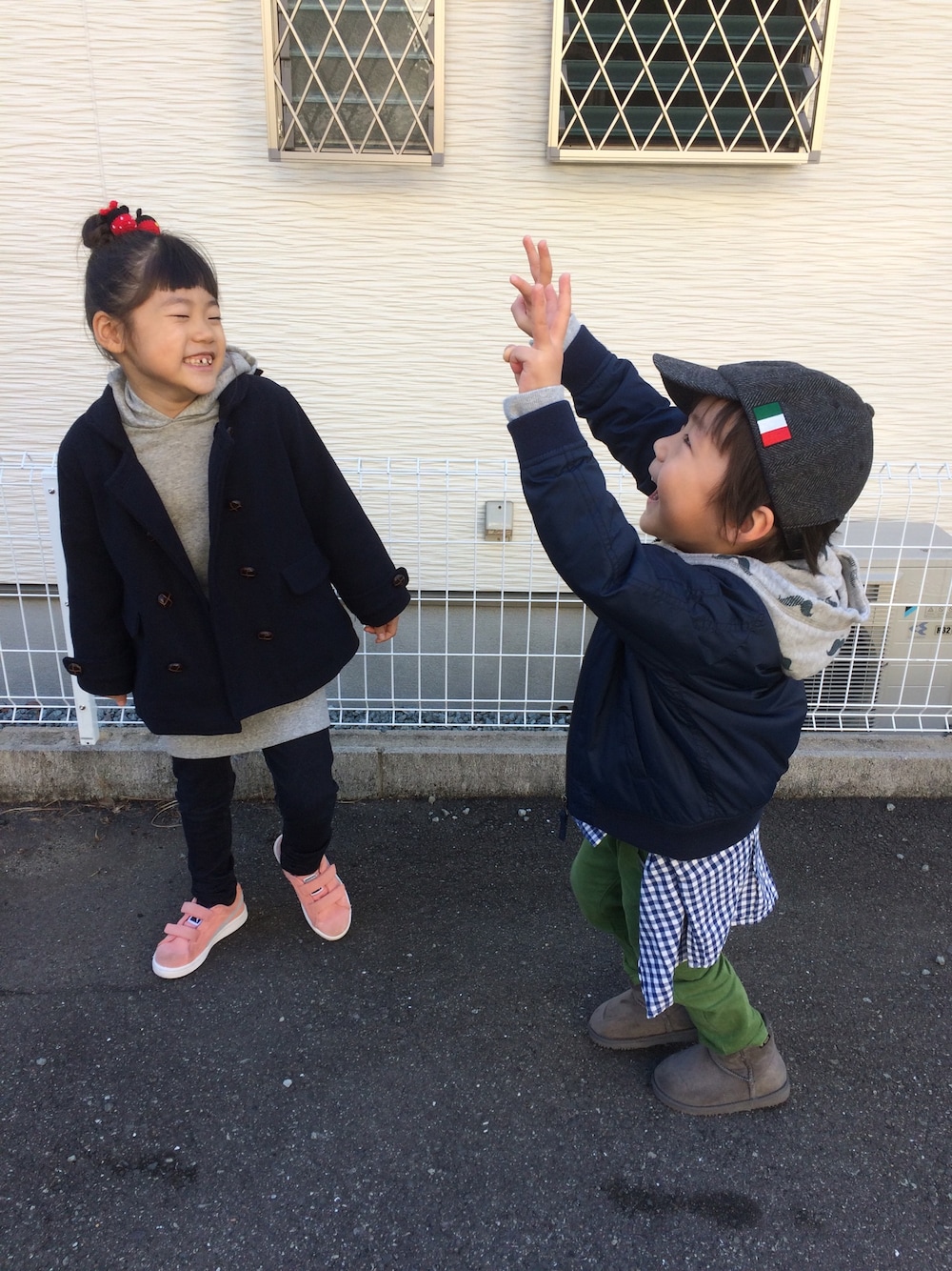 「姉と弟、6歳女の子、4歳男の子、パーカーワンピース、エムエーワン、こしまきスタイル」｜「CIAOPANIC TYPYの親子お揃い【KIDS】ロゴワッペンローキャップ（キャップ、グレー系）」を使った、emi_mitoさん（キッズ・110cm）の冬コーディネートの1枚目の写真