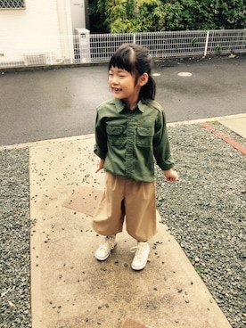 「カーキ×ベージュ」｜「アイテム（パンツ）」を使った、emi_mitoさん（キッズ・110cm）の春コーディネート