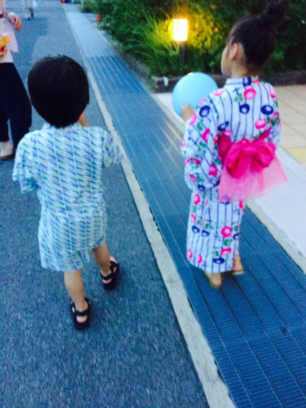 ブラック系のサンダル、ゴールド系のサンダル、グリーン系の浴衣を着用したキッズの夏コーディネートの1枚目の写真