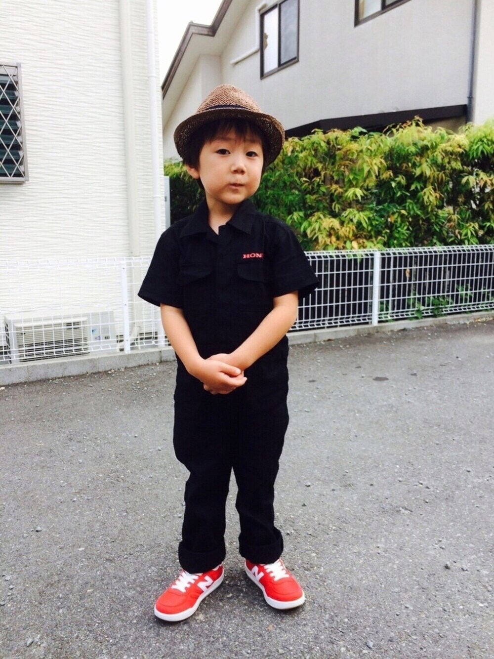「ドラビッグフェス、むすこーで、おとこのこ、5歳男の子、つなぎ、ムギワラハット、あかいくつ」｜「abcdのアイテム（ハット、ブラウン系）」を使った、emi_mitoさん（キッズ・110cm）の夏コーディネートの1枚目の写真