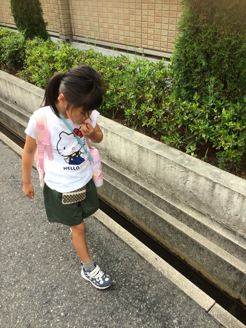 ホワイト系のTシャツ/カットソー、グリーン系のその他パンツ、ブルー系のスニーカーを着用したキッズの夏コーディネートの1枚目の写真