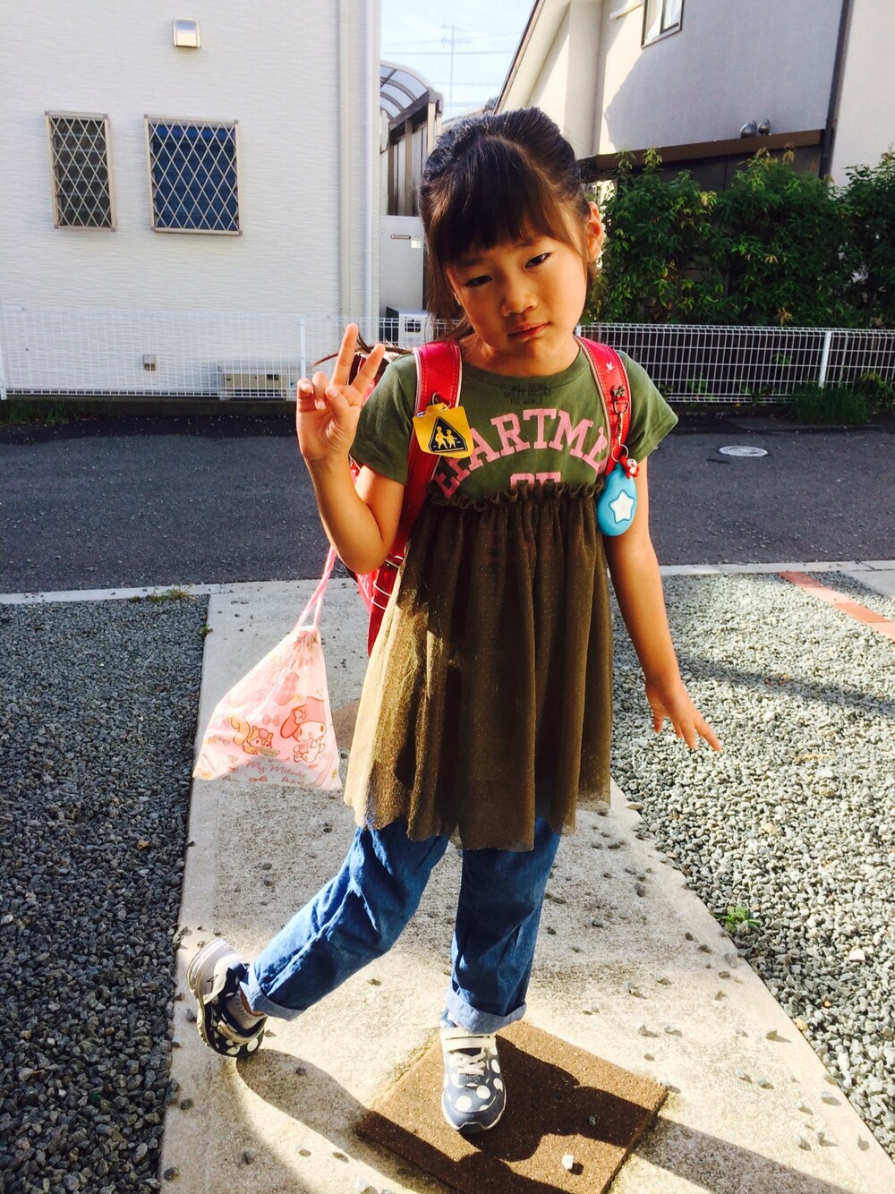 グリーン系のTシャツ/カットソー、ブルー系のその他パンツ、ブルー系のスニーカーを着用したキッズの秋コーディネートの1枚目の写真