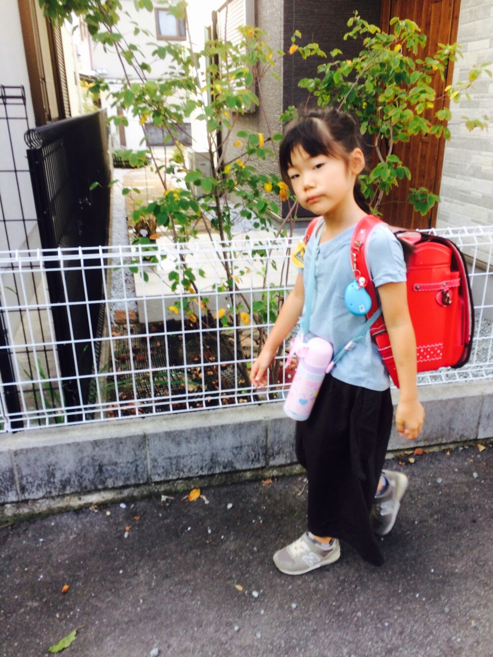 ブルー系のTシャツ/カットソー、グレー系のその他パンツ、グレー系のスニーカーを着用したキッズの秋コーディネートの1枚目の写真