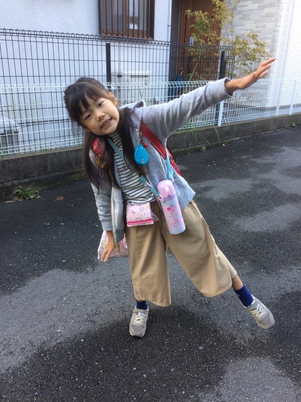 ホワイト系のトップス、ベージュ系のその他パンツ、グレー系のパーカーを着用したキッズの秋コーディネートの1枚目の写真