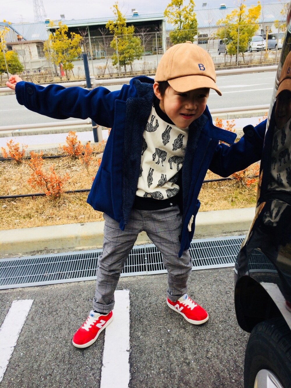 「むすこーで、5歳男の子、しまうま、グレンチェック、キャップ男子、あかいくつ」｜「BRANSHESのゼブラ柄トレーナー（スウェット、ホワイト系）」を使った、emi_mitoさん（キッズ・110cm）の冬コーディネートの1枚目の写真