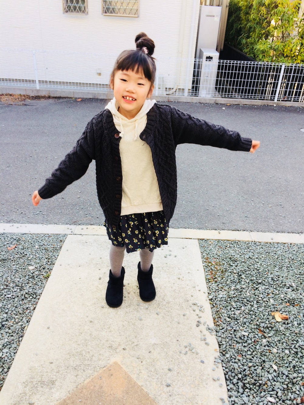 「おんなのこ、むすめ服、7歳女の子、ざっくりカーデ、になボタン、22j_boutique、おだんごヘアー、チームバレーボール🏐」｜「monmimiのアイテム（パーカー、ホワイト系）」を使った、emi_mitoさん（キッズ・120cm）の冬コーディネートの1枚目の写真