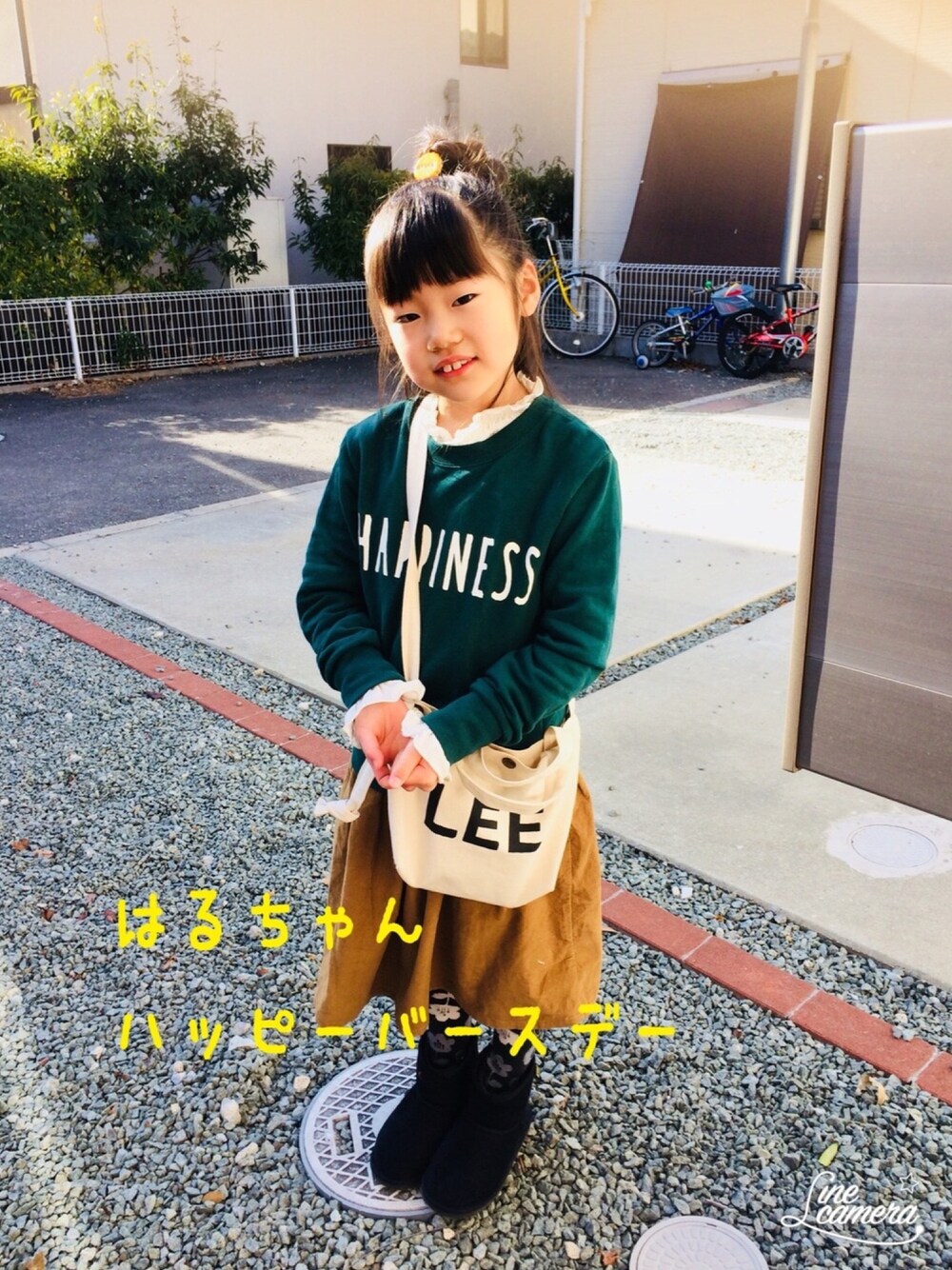 グリーン系のスウェット、ホワイト系のTシャツ/カットソー、ブラウン系のスカートを着用したキッズの冬コーディネートの1枚目の写真