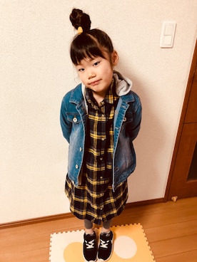 「チェックワンピース」｜「アイテム（デニムジャケット）」を使った、emi_mitoさん（キッズ・120cm）の春コーディネート