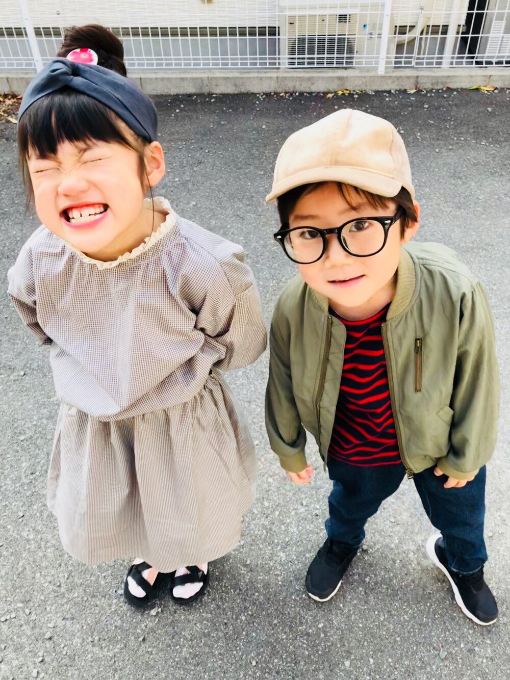 「姉と弟、むすめ服、むすこーで、hokkoriko、になボタン、LUPINUS、ハンドメイド、セットアップ」｜「hokkorikoのアイテム（トップス、グレー系）」を使った、emi_mitoさん（キッズ・120cm）の春コーディネートの1枚目の写真